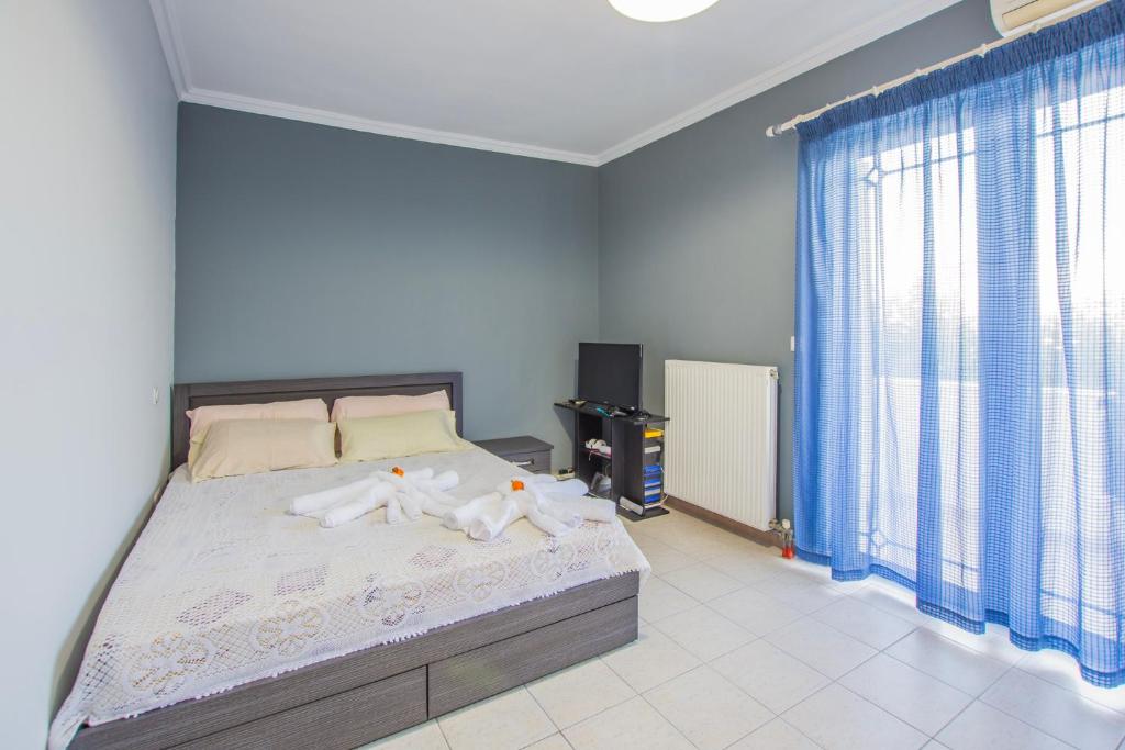 Double bedroom with balcony access at Zante View