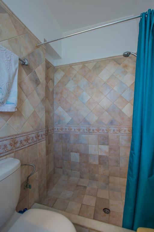 Second bathroom with shower at Zante View